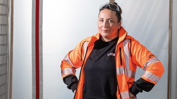 Rakennustyöntekijä Nadja Lindgren: Korjausrakentaminen on asiakaspalvelutyötä