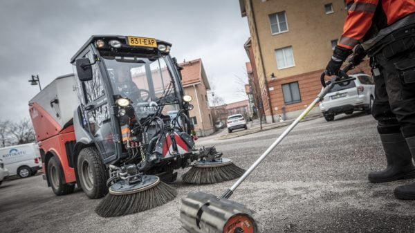 Hiekkojen poisto kulkuväyliltä on varma kevään merkki