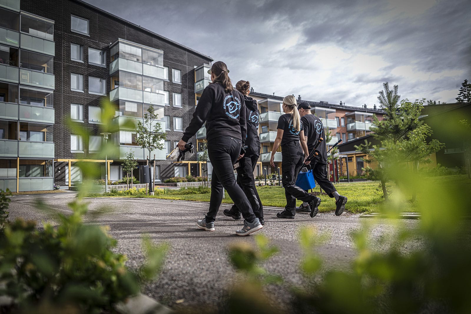 Kotikadun kiinteistönhoitajat kävelevät taloyhtiön sisäpihalla