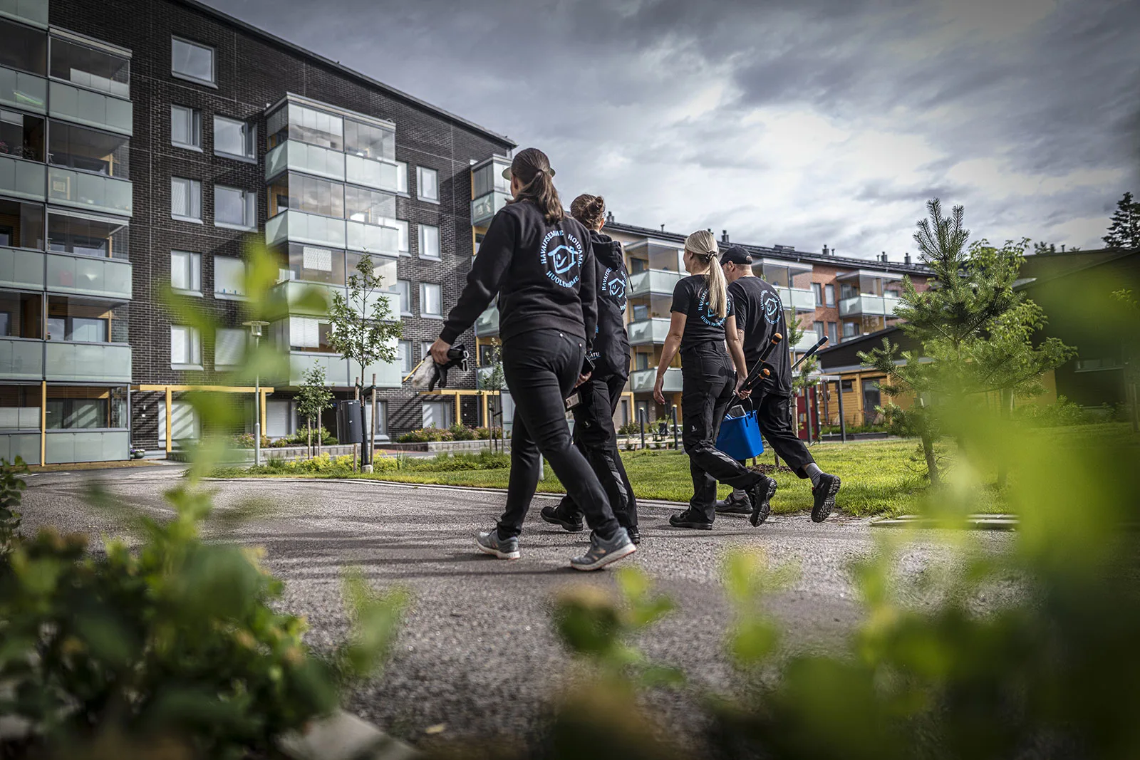 Kotikadun kiinteistönhoitajat kävelevät taloyhtiön sisäpihalla