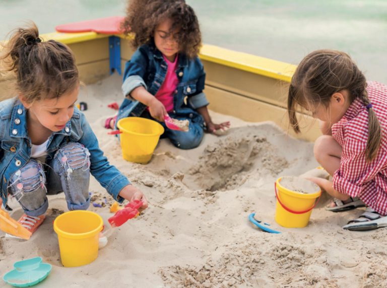 Lapset leikkivät hiekkalaatikolla