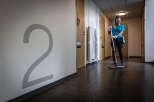 Nainen siivoaa rappukäytävää